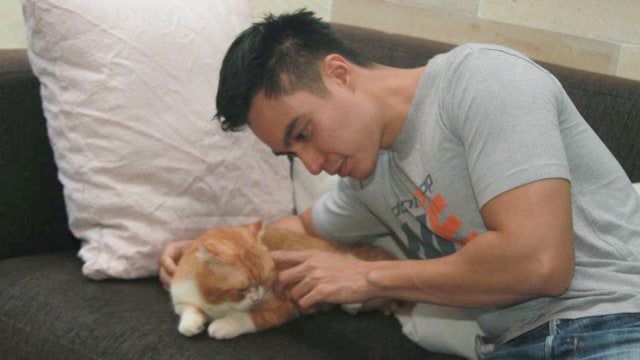 Baim Wong bersama kucingnya di kediamannya. (Foto: Munady)