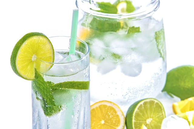 Ilustrasi lemon water (Foto: WDnetStudio/Pixabay)