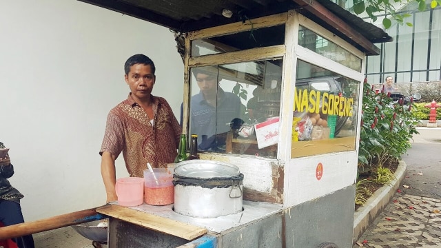 Rohman, tukang nasi goreng langganan Istana.  (Foto: Yudhistira Amran Saleh/kumparan)