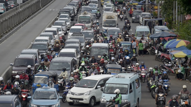 Pengendara sepeda motor melintasi Pasar Senen. Foto: ANTARA/Wahyu Putro A