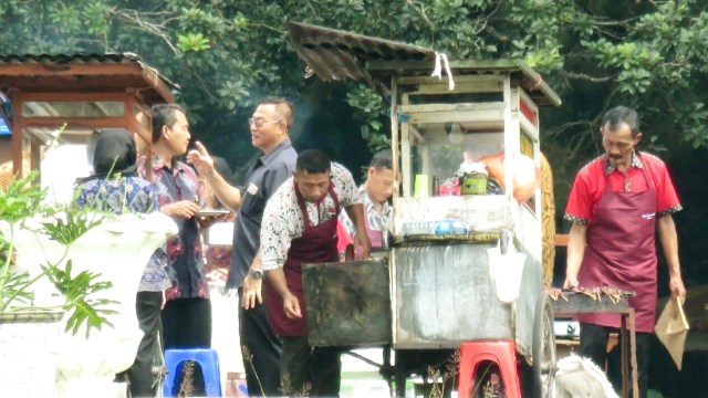 Tukang sate di Istana sedang menyiapkan hidangan. (Foto: Yudhistira Amran Saleh/kumparan)