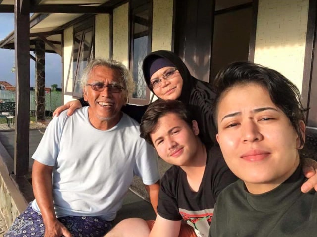 Iwan Fals bersama istri dan kedua anaknya. (Foto: Akun Facebook Affan)