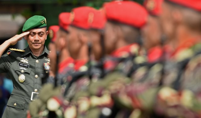 KSAD Jenderal TNI Mulyono membalas salam prajurit (Foto: R Rekotomo/Antara Foto)