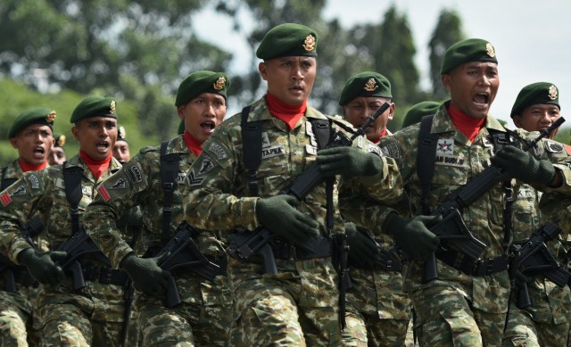 Pasukan TNI berbaris saat apel (Foto: R Rekotomo/Antara Foto)