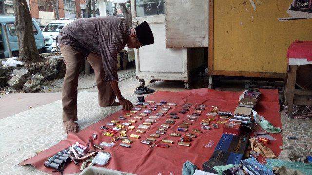 Pak Abdul merapikan dagangannya (Foto: Ochi Amanaturrosyidah/kumparan)