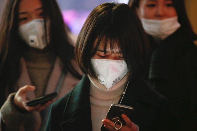 Ilustrasi sasaeng menunggu idola K-pop (Foto: Damir Sagolj/Reuters)