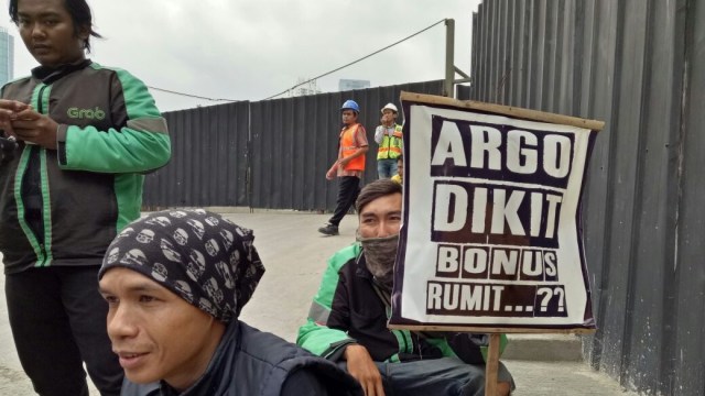 Poster soal argo dalam demo GrabBike (Foto: Aprilandika Hendra/kumparan)