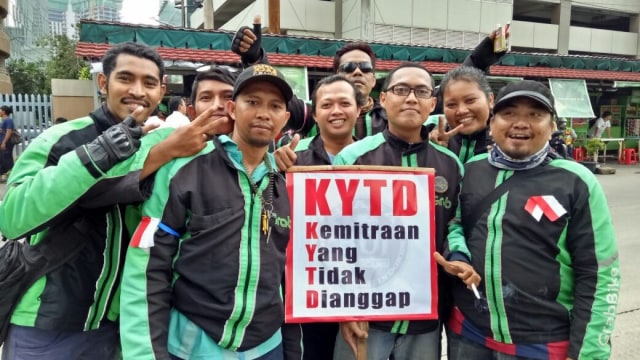Peserta demo GrabBike berfoto bersama. (Foto: Aprilandika Hendra/kumparan)