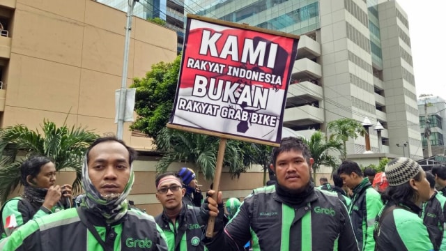 Suara pengemudi GrabBike dalam poster demonstrasi. (Foto: Aprilandika Hendra/kumparan)
