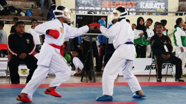 Peserta yang memakai jilbab standar karate dunia. (Foto: Dok. Panitia Penyelenggara Kejuaraan Karate Piala Bupati Magetan.)