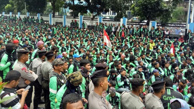 Polisi hadir dalam aksi pengemudi Grab. (Foto: Aprilandika Pratama/kumparan)