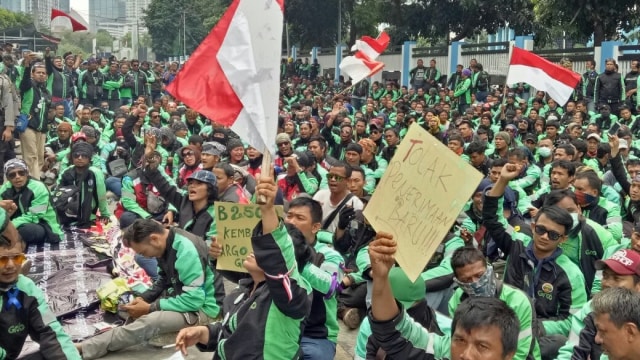 Bendera merah putih hadir dalam aksi damai Grab. (Foto: Aprilandika Pratama/kumparan)