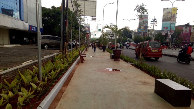 Trotoar di Jalan Ahmad Yani, Kota Bekasi. (Foto: Aria Pradana/kumparan)