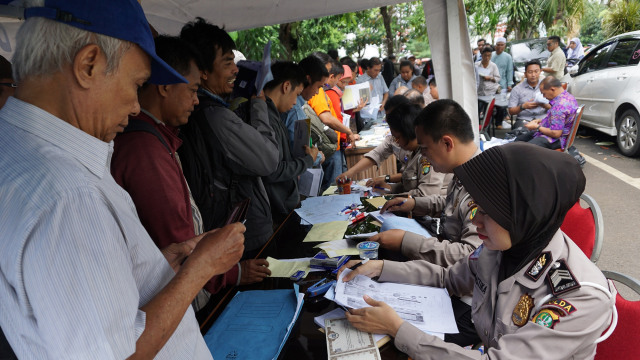 Warga mengurus perpanjangan STNK. (Foto: Aditia Noviansyah/kumparan)