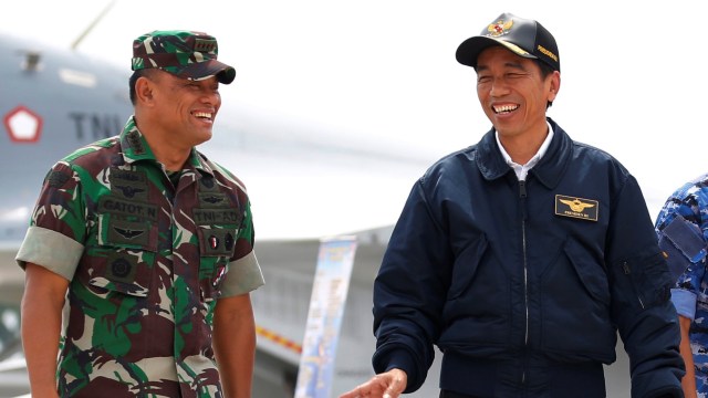 Presiden Jokowi dan Panglima TNI Gatot Nurmantyo (Foto: Beawiharta/REUTERS)