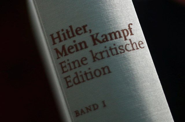 Buku Mein Kampf (Foto: Reuters/Michael Dalder/File Photo)