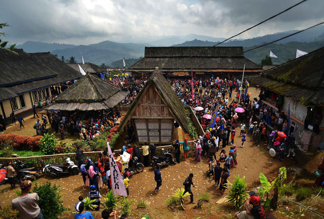 Sakralnya Puncak Upacara Seren Taun di Desa Cigugur Jawa Barat |  kumparan.com