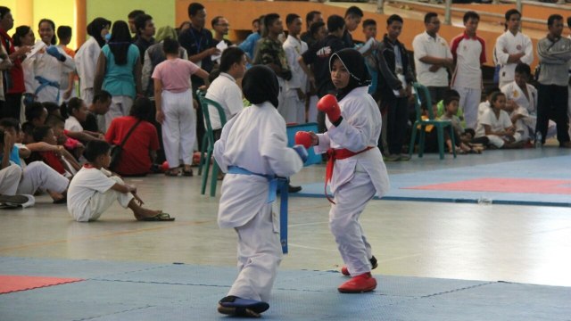 Karateka berhijab di Piala Bupati Magetan 2016. (Foto: Dok. Forki Magetan)