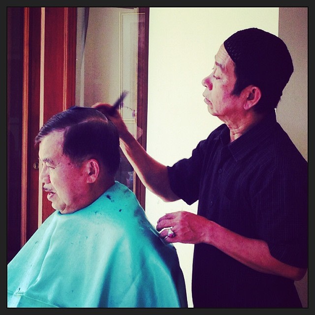 Tukang cukur memontong rambut Jusuf Kalla. (Foto: Dok. Instagram @jusufkalla)