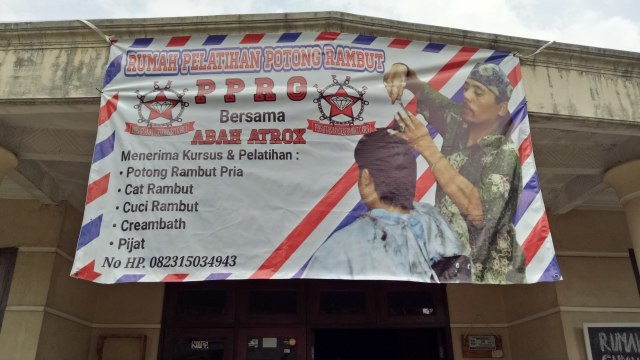 Rumah pelatihan potong rambut di Banyuresmi. (Foto: Kevin Kurnianto/kumparan)