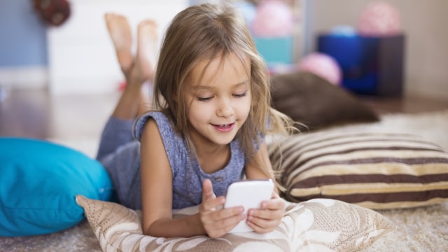 Jangan sampai si kecil jadi kecanduan gadget. (Foto: Thinkstock)