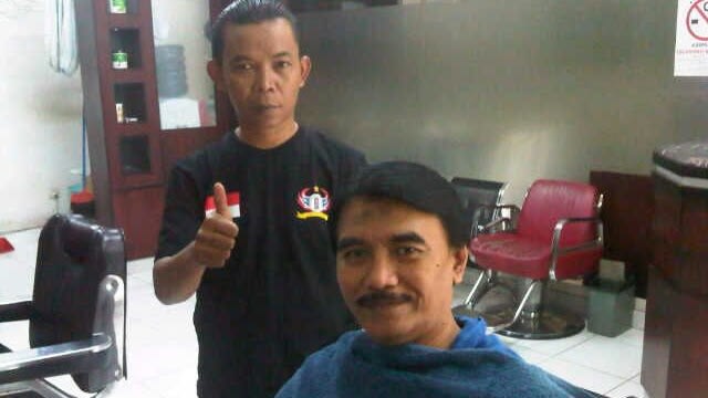 Adhyaksa Dault saat dicukur oleh Rudi. (Foto: Istimewa)