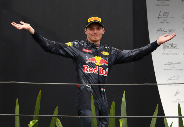 Verstappen usai naik podium di GP Brasil. (Foto: Clive Mason/Getty Images)