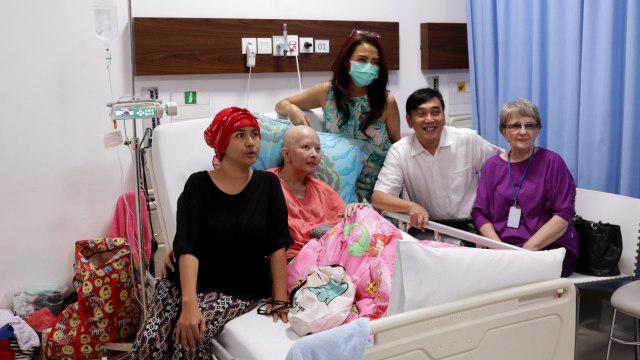 Ria Irawan bersama Yana Zein dan kerabat. (Foto: Fanny Kusumawardhani/kumparan)