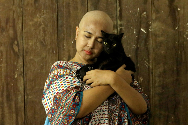 Ria Irawan bersama kucing hitamnya. (Foto: Fanny Kusumawardhani/kumparan)