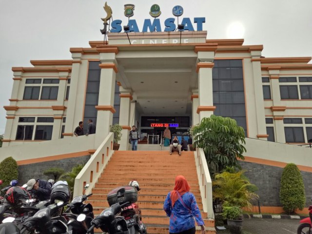 Suasana kantor Samsat di Depok sepi. Foto: Aprilandika Pratama/kumparan