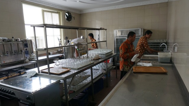 Petugas dapur istana sedang berbenah. (Foto: Aditia Noviansyah/kumparan)