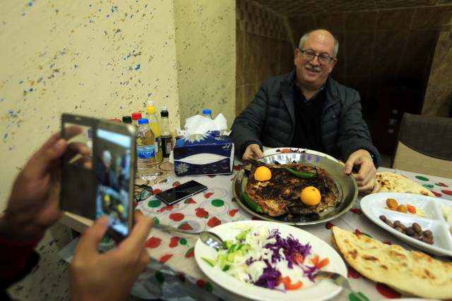 Sajian menu Maskouf di meja makan. (Foto: Ari Jalal/REUTERS)