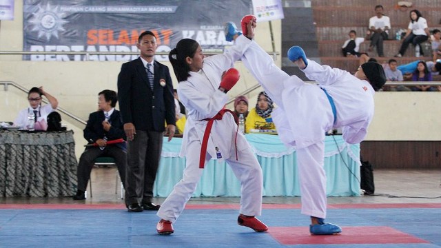 Sang juara (kanan) memakai jilbab standar karate. (Foto: Dok. Panitia Penyelenggara Kejuaraan Karate Piala Bupati Magetan)