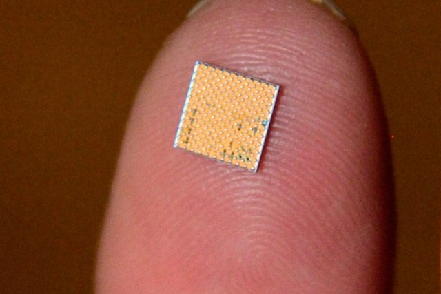 Chip Modem 5G dari Intel (Foto: Walden Kirsch/Intel Corporation)