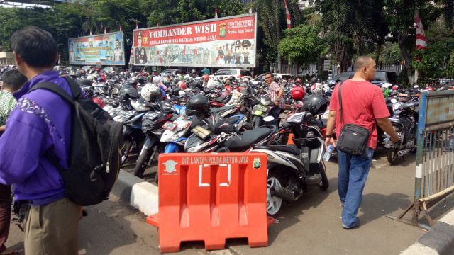 Suasana lokasi parkir motor di Polda Metro Jaya (Foto: Ainul Qalbi/kumparan)