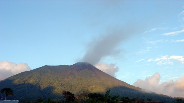 Gunung Gamalama Ternate mengeluarkan asap. (Foto: Wikimedia commons photographs)