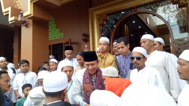 Agus menyambangi warga. (Foto: Amanaturrosyidah/kumparan)