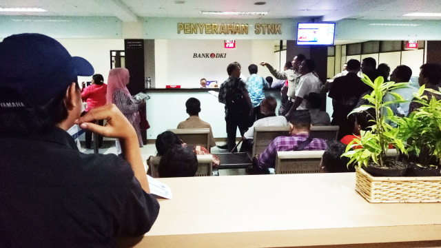 Loket penyerahan dan pembayaran STNK (Foto: Ainul Qalbi/kumparan)