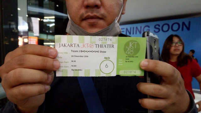 Seorang fans JKT48 bersiap menonton pertunjukkan. (Foto: Niken Nurani/kumparan)