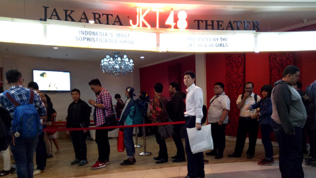Fans JKT48 antri di loket penjualan tiket. (Foto: Niken Nurani/kumparan)