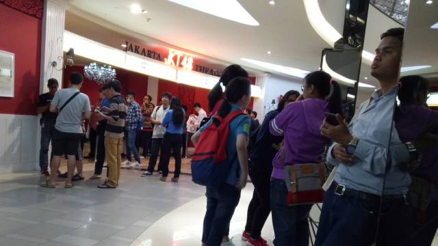 Fans JKT48 menunggu jadwal pertunjukkan. (Foto: Niken Nurani/kumparan)