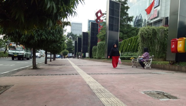 Kondisi trotoar di sekitar FX Sudirman (Foto: Ainul Qalbi/kumparan)