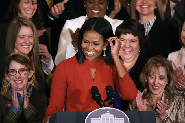 Michelle Obama dalam balutan gaun merah. Foto: Chip Somodevilla/Getty Images