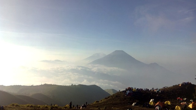 Pemandangan dari puncak Gunung Prau Foto: Muhammad Abdurrasyid/kumparan