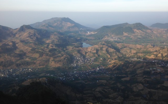 Pemandangan telaga warna dari puncak Prau Foto: Yaser Arafat/Pagar Alam