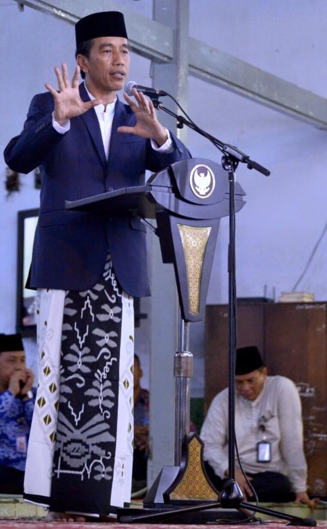 Jokowi di Pesantren Salaf di Tegal Rejo. (Foto: Facebook/Presiden Joko Widodo)
