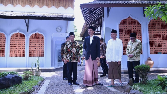 Jokowi melihat halaman pondok pesantren. (Foto: Biro Pers, Media dan Informasi Sekretariat Presiden.)