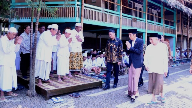 Jokowi menyapa pengurus-pengurus pesantren. (Foto: Biro Pers, Media dan Informasi Sekretariat Presiden.)
