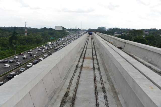 Konstruksi LRT Cawang - Cibubur di Tol Jagorawi. (Foto: Dok. Kemenhub)