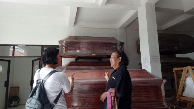 Yuni bekerja di Rumah Duka Filemon, Cibinong. (Foto: Amanaturrosyidah/kumparan)